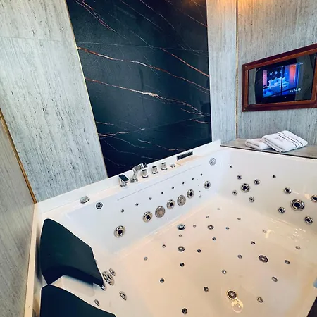 Mala Anglia Deluxe & Bed & Breakfast 4*